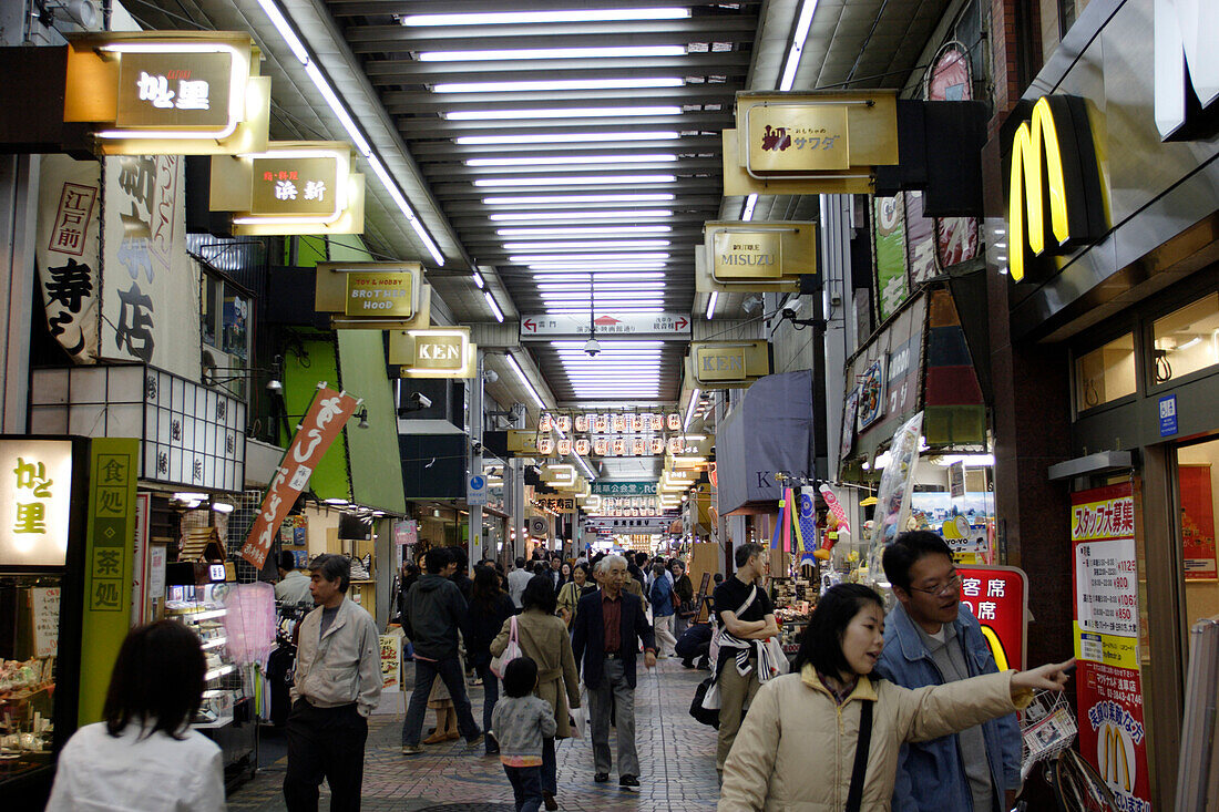 Menschen in einer überdachten Einkaufspassage, Tokio, Japan