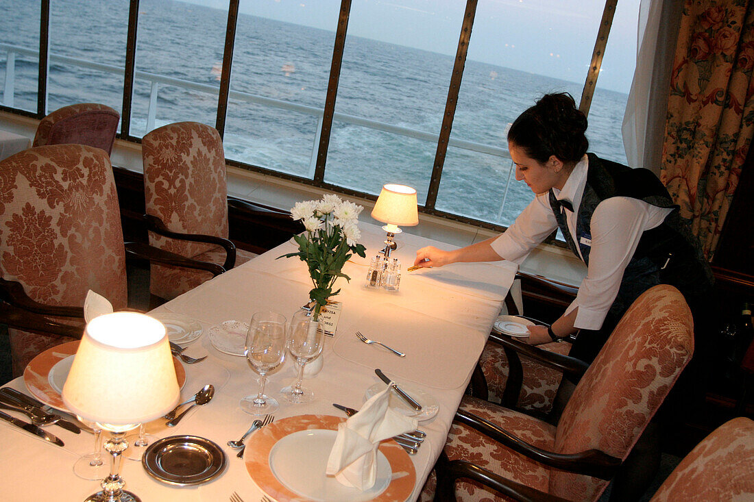 Clearing the table, Restaurant, Kreuzfahrtschiff MS Delphin Renaissance, Kreuzfahrt Bremerhaven - Südengland, England