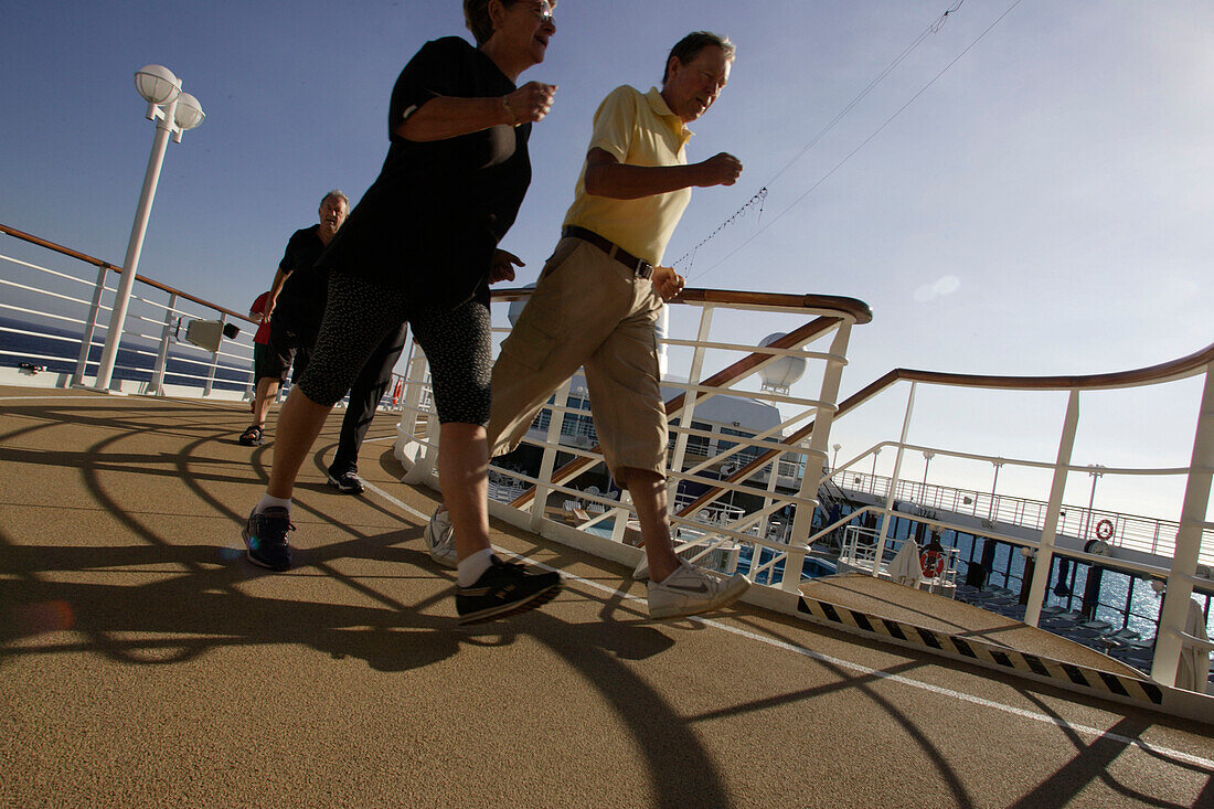 Frühsport, Gehen, Sonnendeck, Joggingpfad, Kreuzfahrtschiff MS Delphin Renaissance, Kreuzfahrt Bremerhaven, Südengland, England