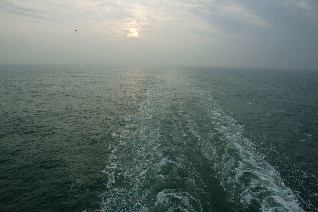 Sonnenaufgang über dem Ärmelkanal, Kielwasser des Kreuzfahrtschiffs MS Delphin Renaissance