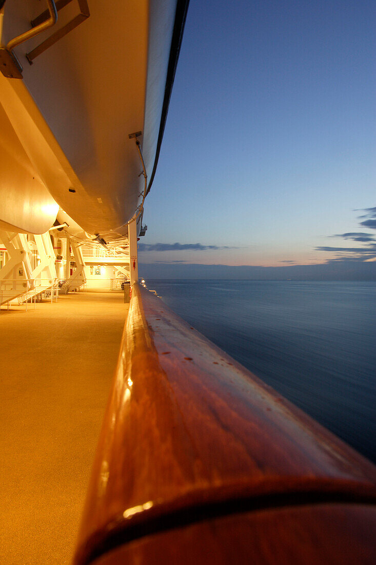 Sonnenuntergang, Reling, Deck, Kreuzfahrtschiff MS Delphin Renaissance, Kreuzfahrt Bremerhaven - Südengland, England