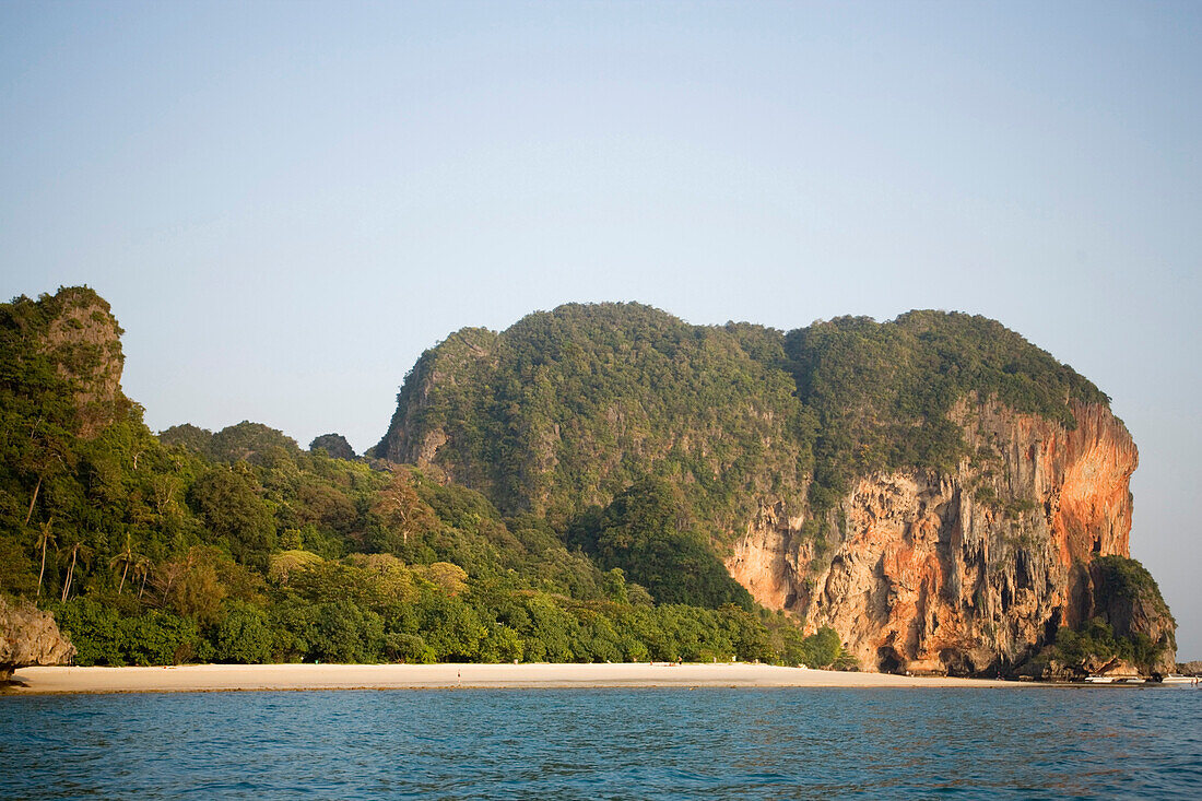 Chalk cliffs of Phra Nang Beach, Laem Phra Nang, Railay, Krabi, Thailand