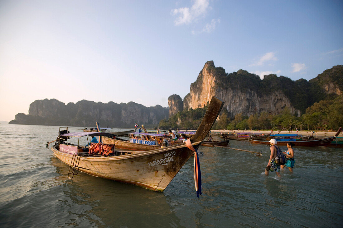 Boote ankern am Strand von Hat Rai Leh, Railey West, Laem Phra Nang, Railay, Krabi, Thailand (nach dem Tsunami)