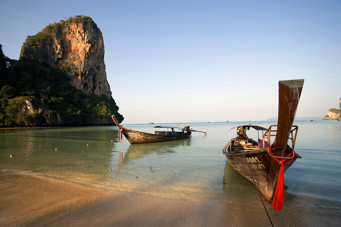 Boote am Strand von Hat Rai Leh, Railey West, Laem Phra Nang, Railay, Krabi, Thailand (nach dem Tsunami)