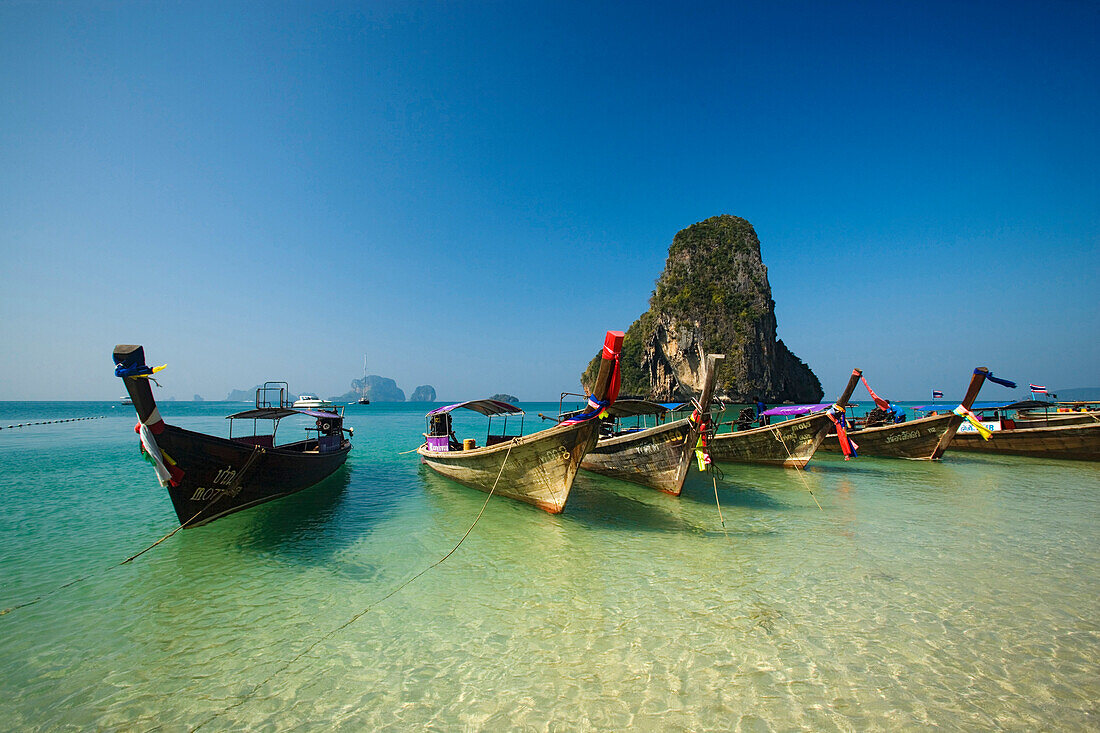 Boote mit Kalkfelsen im Hintergrund, Phra Nang Strand, Laem Phra Nang, Railay, Krabi, Thailand (nach dem Tsunami)