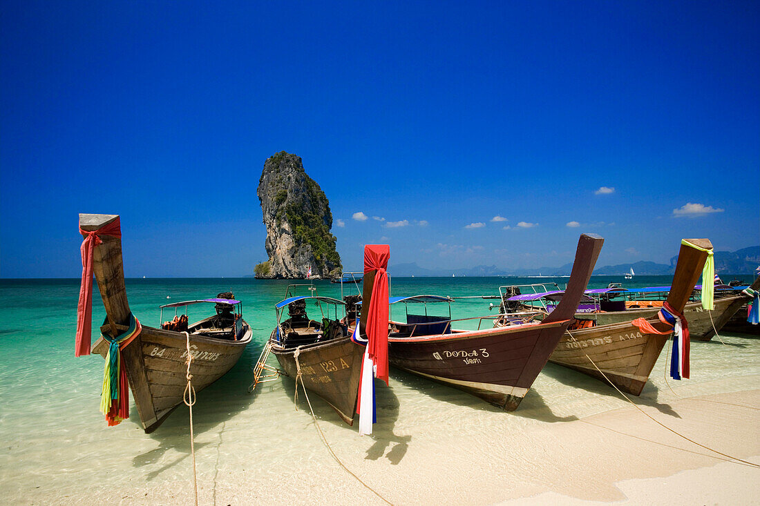 Boote am Strand, Ko Poda im Hintergrund, Laem Phra Nang, Railay, Krabi, Thailand