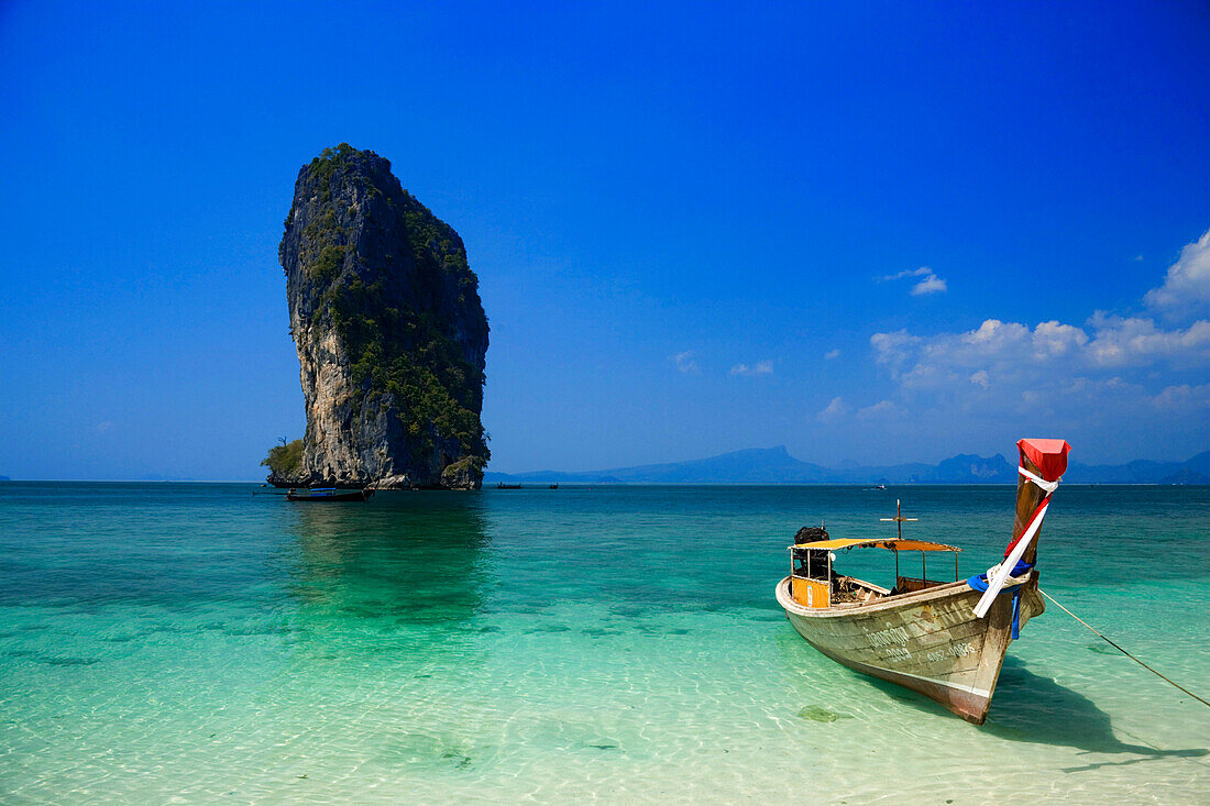 Boot am Strand, Ko Poda im Hintergrund, Laem Phra Nang, Railay, Krabi, Thailand