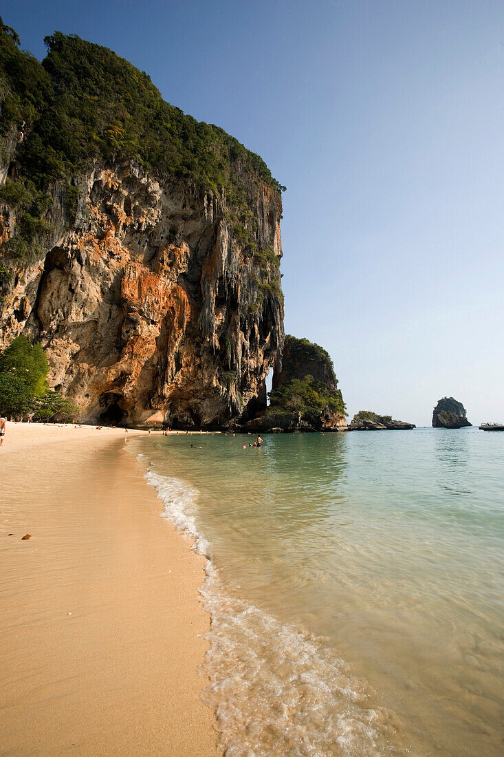 Blick über Sandstrand, Phra Nang Beach, Laem Phra Nang, Railay, Krabi, Thailand (nach dem Tsunami)