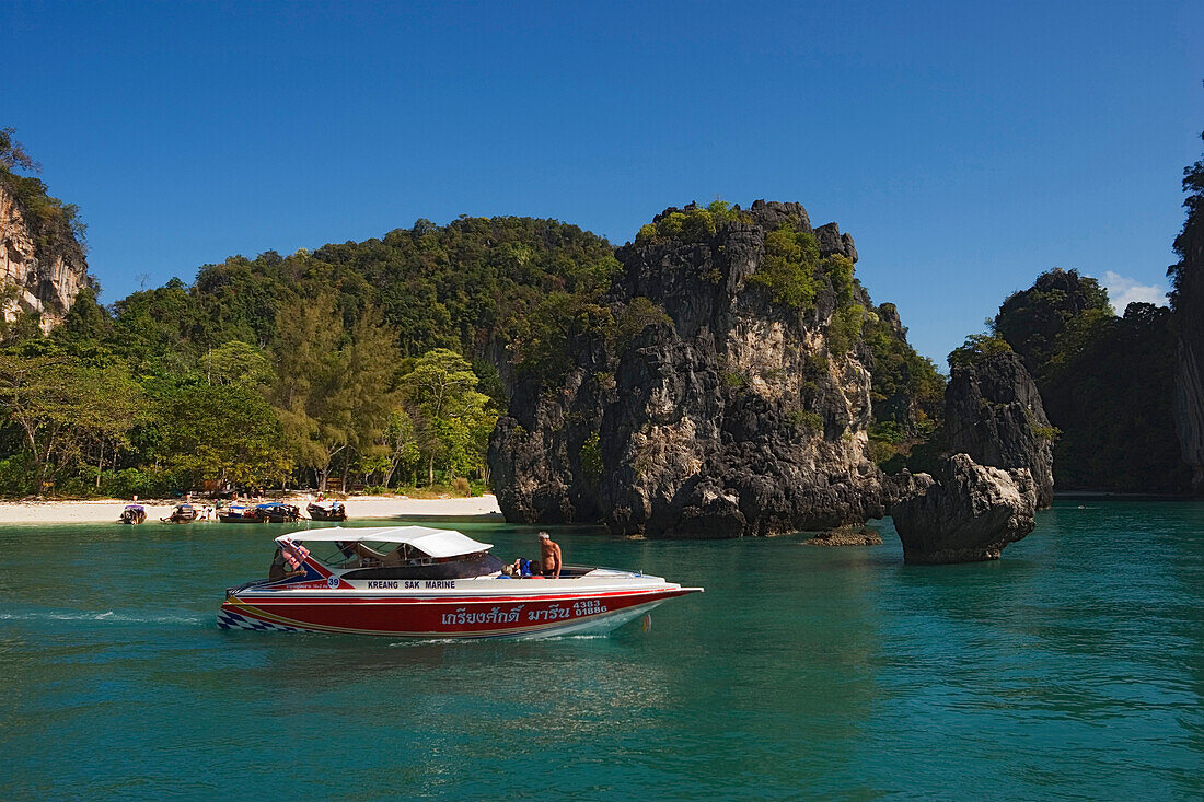 Motorboot vor dem Strand von Koh Hong, Hong Island, Krabi, Thailand
