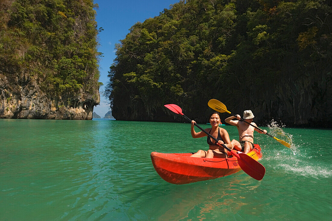 Ein Paar paddelt in einem Kajak, Ko Hong Island Lagune, Phang Nga Bucht, Krabi, Thailand