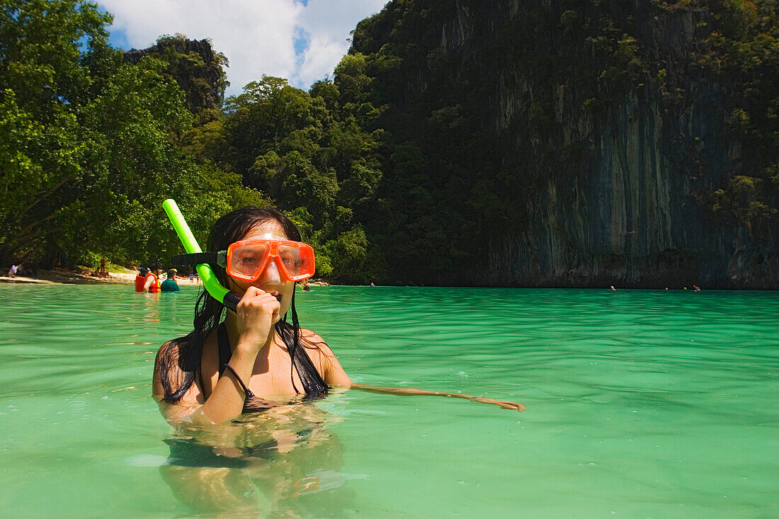 Junge Frau schnorchelt in einer Lagune, Koh Hong, Hong Island, Krabi, Thailand