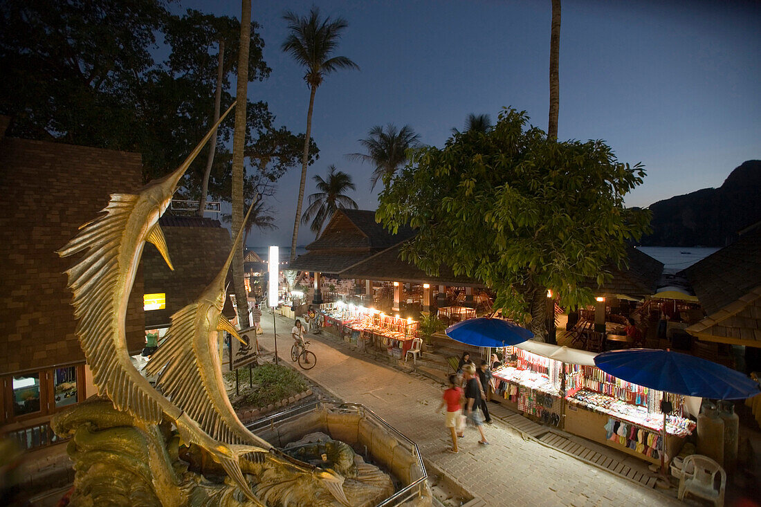 Blick über Ko Phi Phi Don am Abend, Ko Phi Phi Don, Ko Phi Phi Island, Krabi, Thailand (nach dem Tsunami)