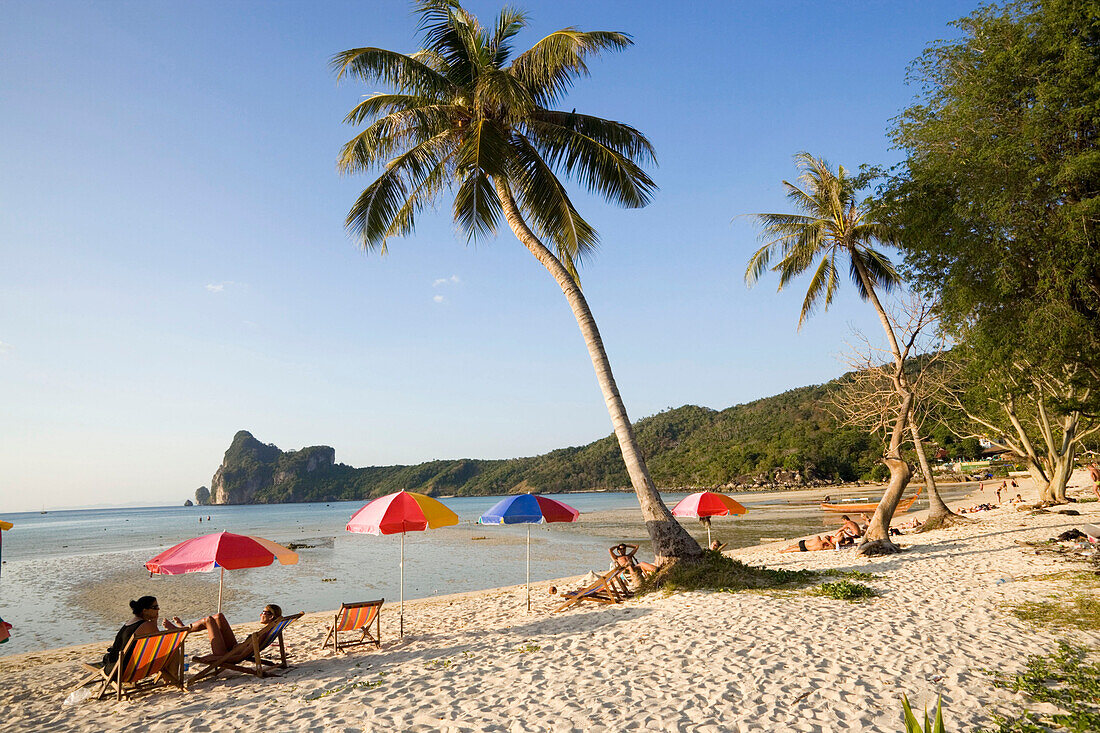 Touristen baden am Strand von Ao Lo Dalam, Lohdalum Bay, Ko Phi Phi Don, Ko Phi Phi Island, Krabi, Thailand (nach dem Tsunami)