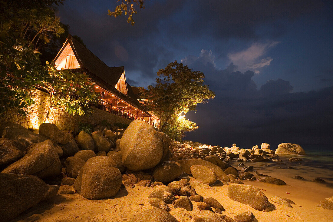 View from the beach to the restaurant "On the Rocks" in the evening, Marina Cottage Phuket, Karon Beach, Ao Katong, Hat Katong, Phuket, Thailand, after the tsunami