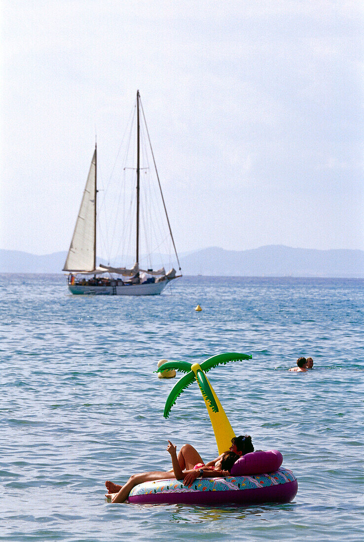 Segelboot und Badeinsel, Platja de Palma, bei S'Arenal, Mallorca, Spanien