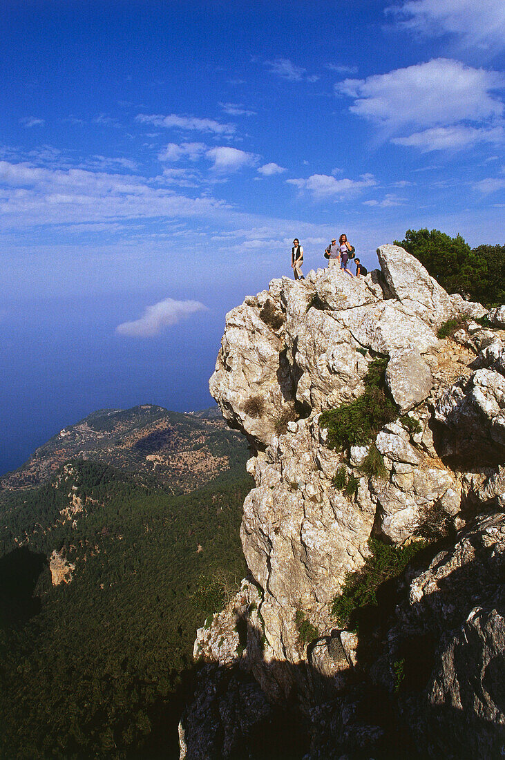 Eine Gruppe von Leute beim Wandern, Reitweg des Erzherzogs, bei Valldemosa, Serra de Tramuntana, Mallorca, Spanien