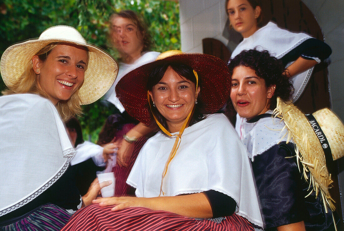 Frauen in Tracht, Festumzug, Weinfest, Benissalem. Mallorca, Spanien
