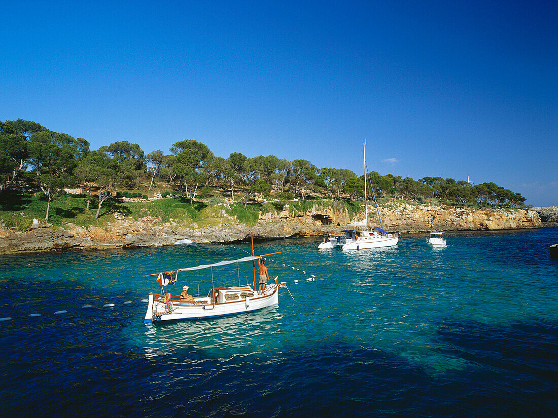 Bay with sailing boats, Cala Mitjana, near Cala d'Or, Mallorca, Spain