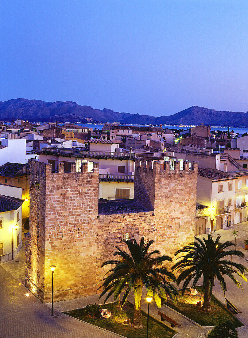 Bahia de Pollenca, Stadttor Porta del Moll, Alcudia, Mallorca, Spanien