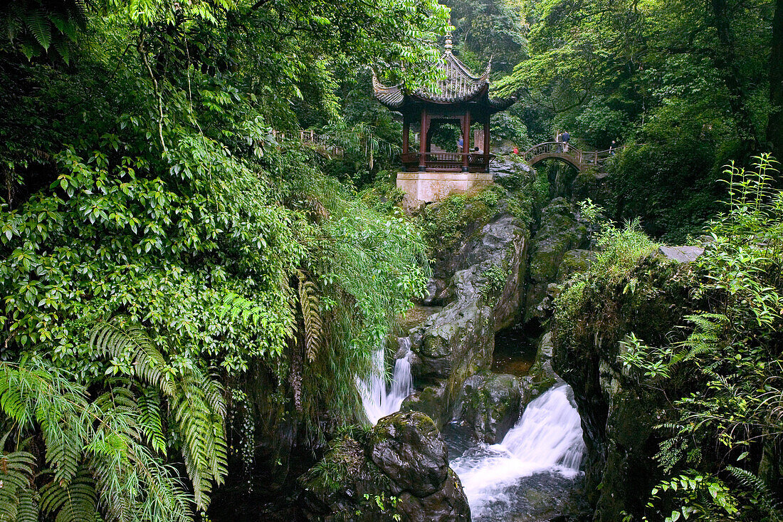 Quing Yin Ge Tempel, Emei Shan,Niuxin Tempel, Wasserfall und Felsen, Brücke, Naturidylle, Berge Emei Shan, Provinz Sichuan, China, Asien, Weltkulturerbe, UNESCO