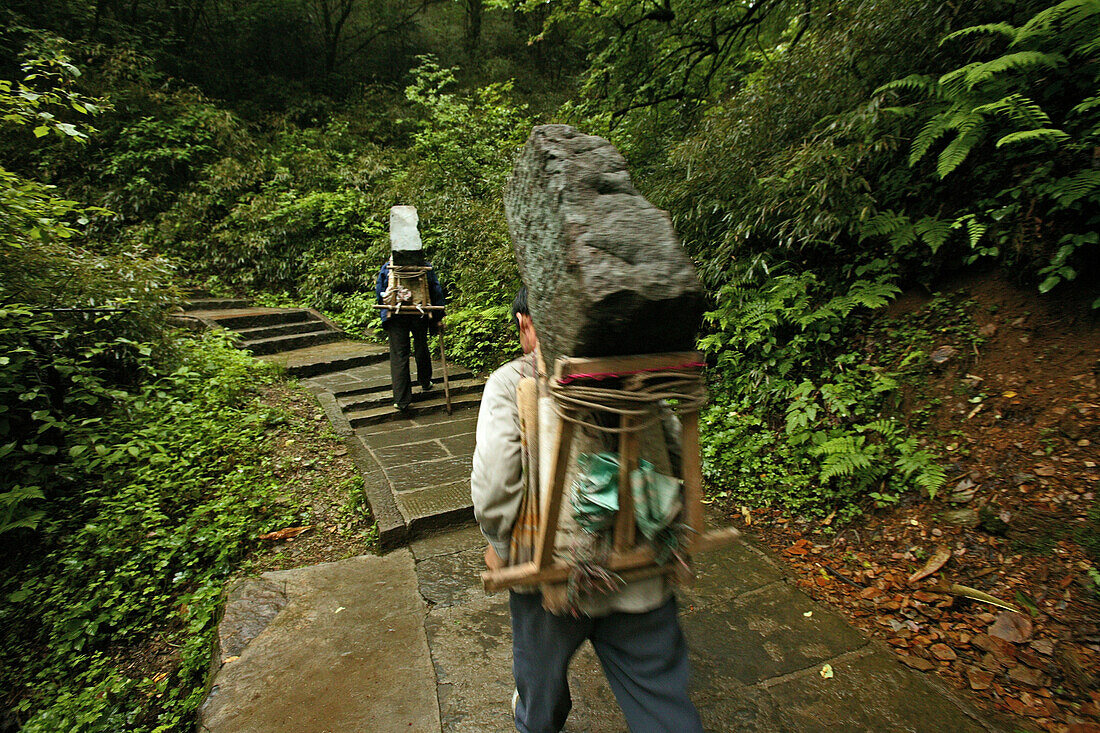 Träger, Treppen zum Gipfel, Emei Shan,Pilgerweg, Treppen, Träger mit schweren Steinen beladen, die Steine wiegen mehr als die Träger, Tagesverdienst 1ein Euro, Traggestell, Berge Emei Shan, Weltkulturerbe, UNESCO, Provinz Sichuan, China, Asien