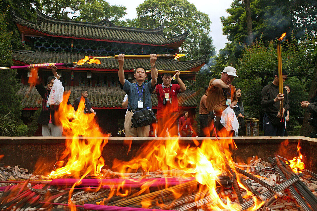 Pilger verbrennen Räucherstäbe vor dem Tempel, Wannian Kloster, Emei Shan, Provinz Sichuan, China, Asien
