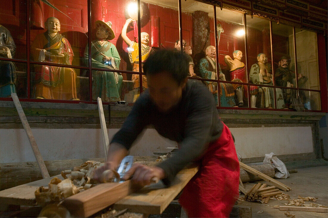 Handwerker, Wannian Kloster, Emei Shan,Wannian Kloster, Zimmermann, Schreiner bei Renovierung des Tempels, Buddha, Berge Emei Shan, Provinz Sichuan, Weltkulturerbe, UNESCO, China, Asien