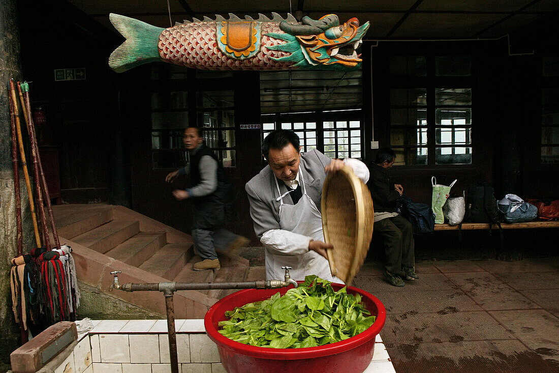 Mann wäscht Gemüse, Kantine des Xixiang Chi Kloster, Emei Shan, Provinz Sichuan, China, Asien