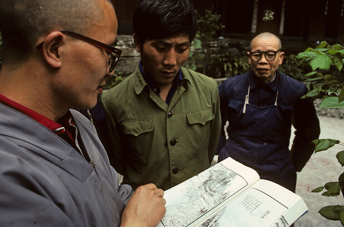 Xixiang Chi, Kloster, Emei Shan,Mönche studieren einen Reprint (1974) eines chinesisch englischen Reiseführers vom Emei Shan aus dem Jahr 1936, Kloster des Elefanten-Badeteich, Emei Shan Gebirge, Provinz Sichuan, Weltkulturerbe, UNESCO, China, Asien