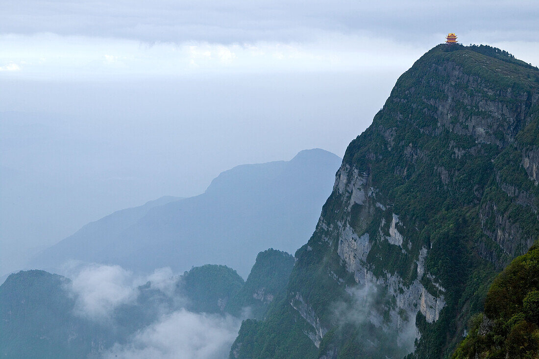 Gipfel des Emei Shan Gebirges,Aussichtsplateau nahe Jinding Kloster, Blick zum Wan Fo Ding Pagode, Emei Shan Gebirge, Provinz Sichuan, UNESCO Weltkulturerbe, China, Asien