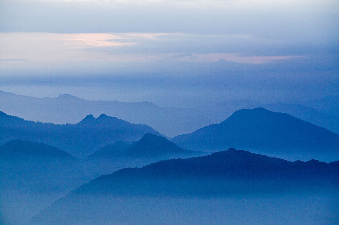 Gipfel des Emei Shan Gebirges,Blick über den Wolken, Emei Shan Gebirge, Provinz Sichuan, UNESCO Weltkulturerbe, China, Asien