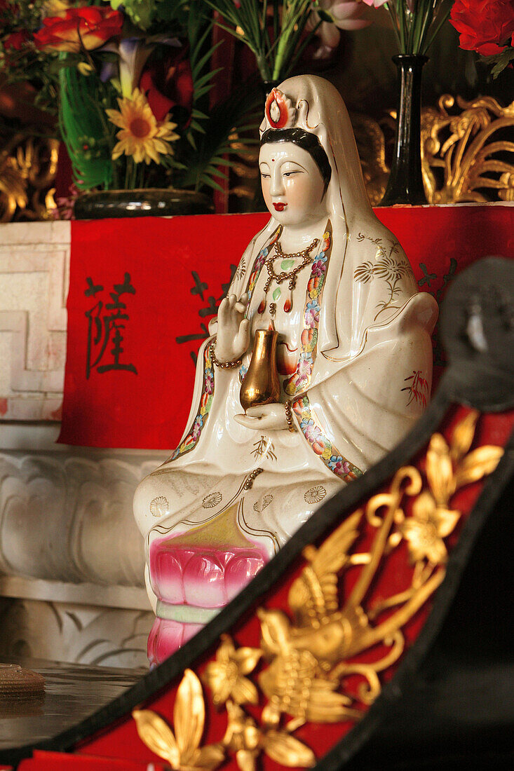 Statue der Göttin Guanyin in der grossen Halle, Nanyue Miao, Heng Shan Süd, Provinz Hunan, China, Asien