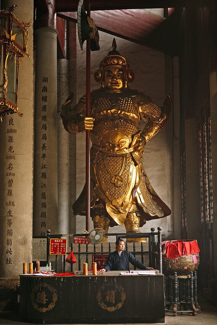 Tempelwächter in der großen Halle, Nanyue Miao, Heng Shan Süd, Provinz Hunan, China, Asien