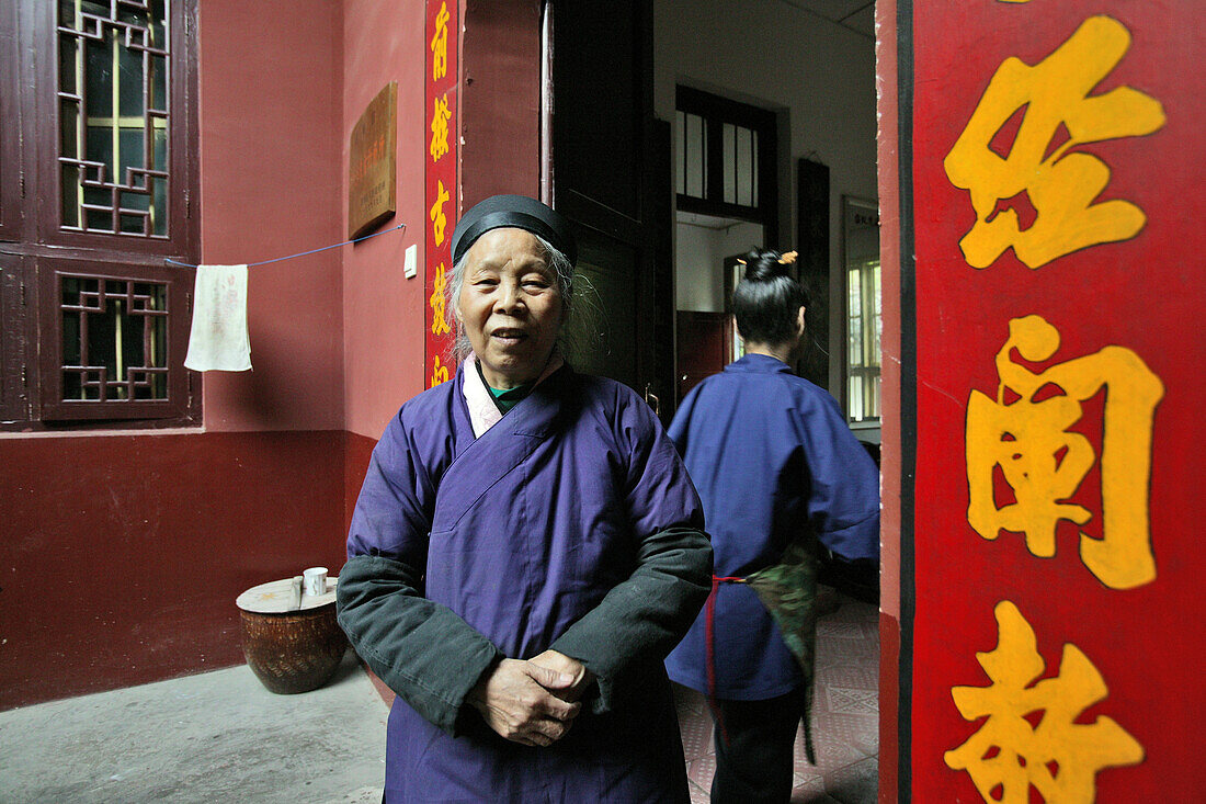 Zwei Nonnen, Nonnenkloster Huangting, Heng Shan Süd, Provinz Hunan, China, Asien