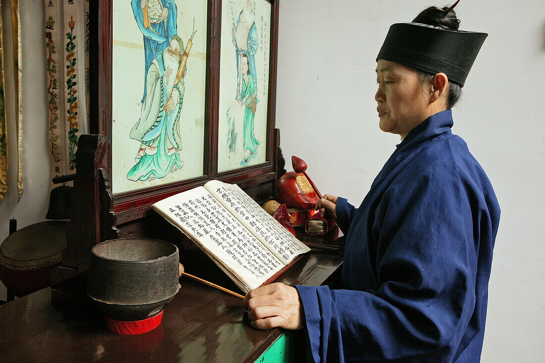 Heng Shan Süd,Gebetszeremonie, Nonne, Nonnenkloster Huangting, am Berghang, Hengshan Süd, Provinz Hunan, China, Asien