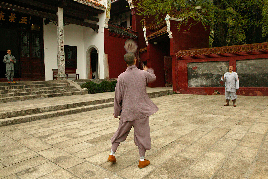 Zwei Mönche spielen Federball im Innenhof des Fuyan Kloster, Heng Shan Süd, Provinz Hunan, China, Asien