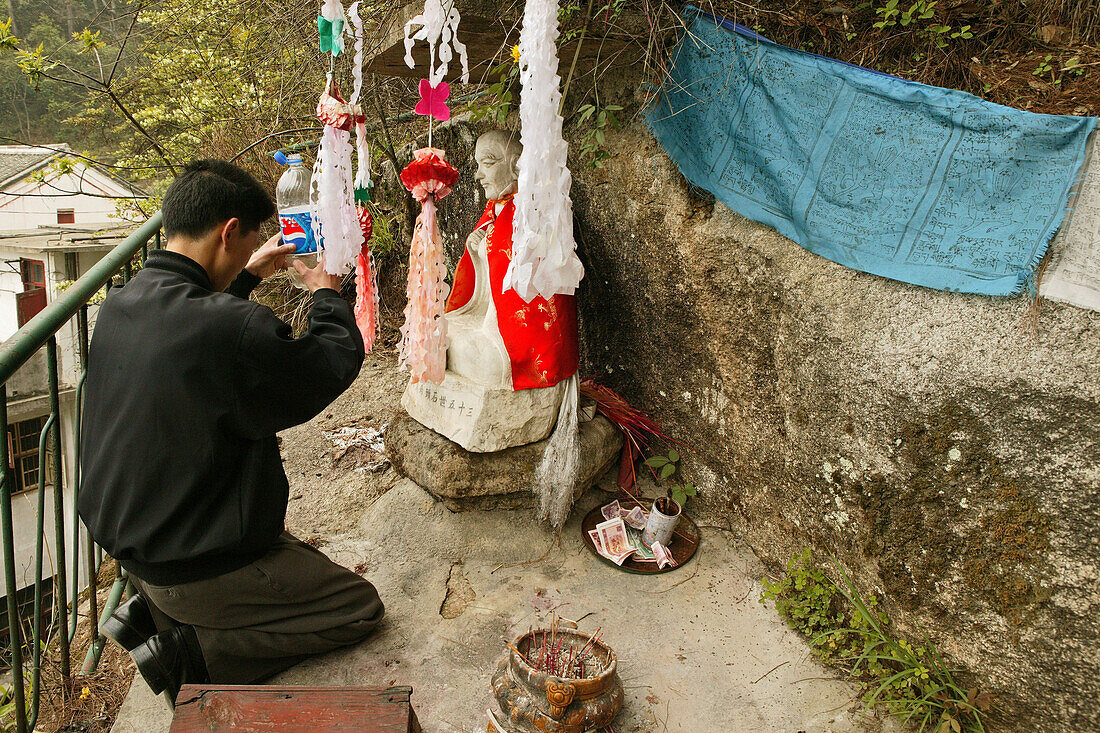 Pilger betet vor der Statue des Mönchs Shenizi, Nantai Tempel, Heng Shan Süd, Provinz Hunan, China, Asien