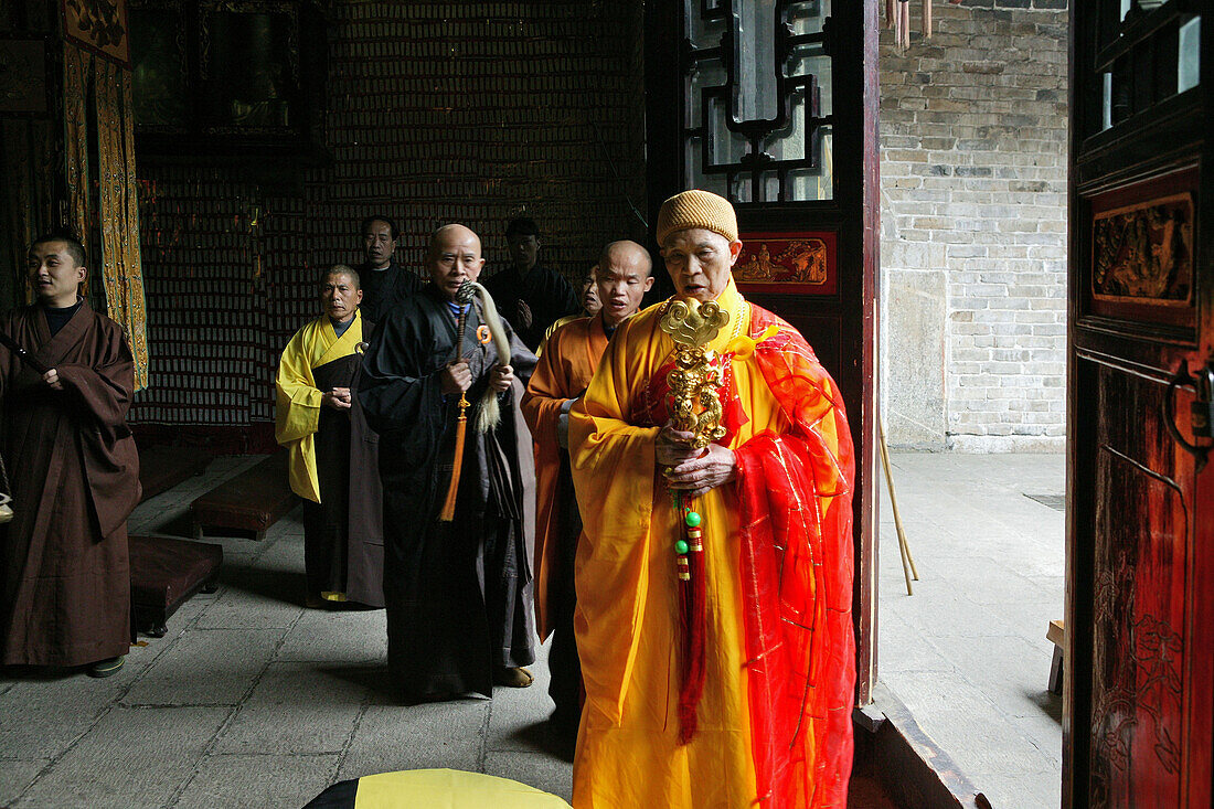 Abt mit Mönchen im Nantai Tempel, Hengshan Süd, Provinz Hunan, China, Asien