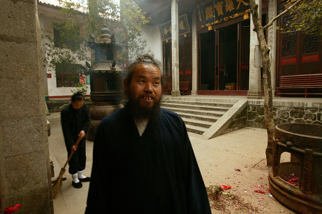 Ein Mönch steht im Innenhof des Xuandu Kloster, Heng Shan Süd, Provinz Hunan, China, Asien