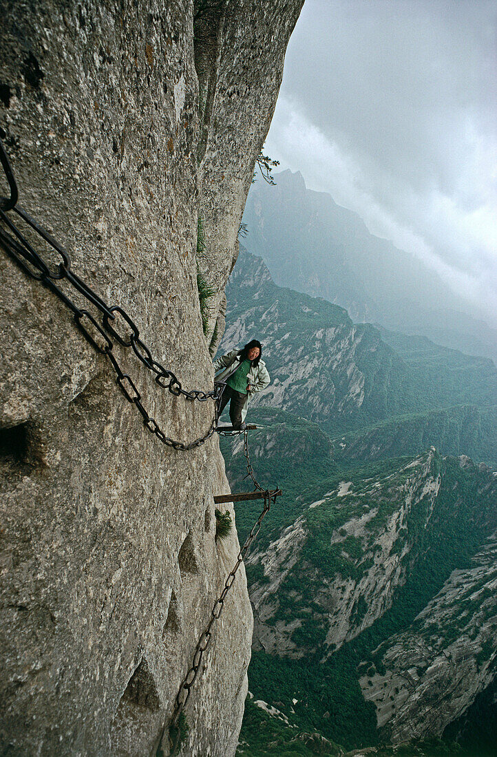 Ketten sichern einen Pilgerweg an einer steilen Felswand, Hua Shan, Provinz Shaanxi, China, Asien