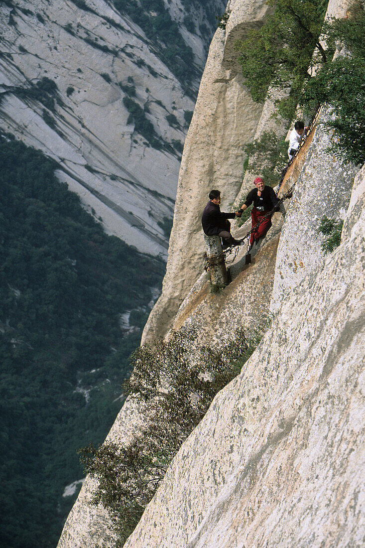 Himmelsleiter, Südgipfel, Hua Shan,Leitern und Stege aus Bohlen und Eisenstangen führen durch eine Steilwand zu einer ehemaligen Einsiedlerhöhle, taoistischer Berg, Huashan, Provinz Shaanxi, China, Asien