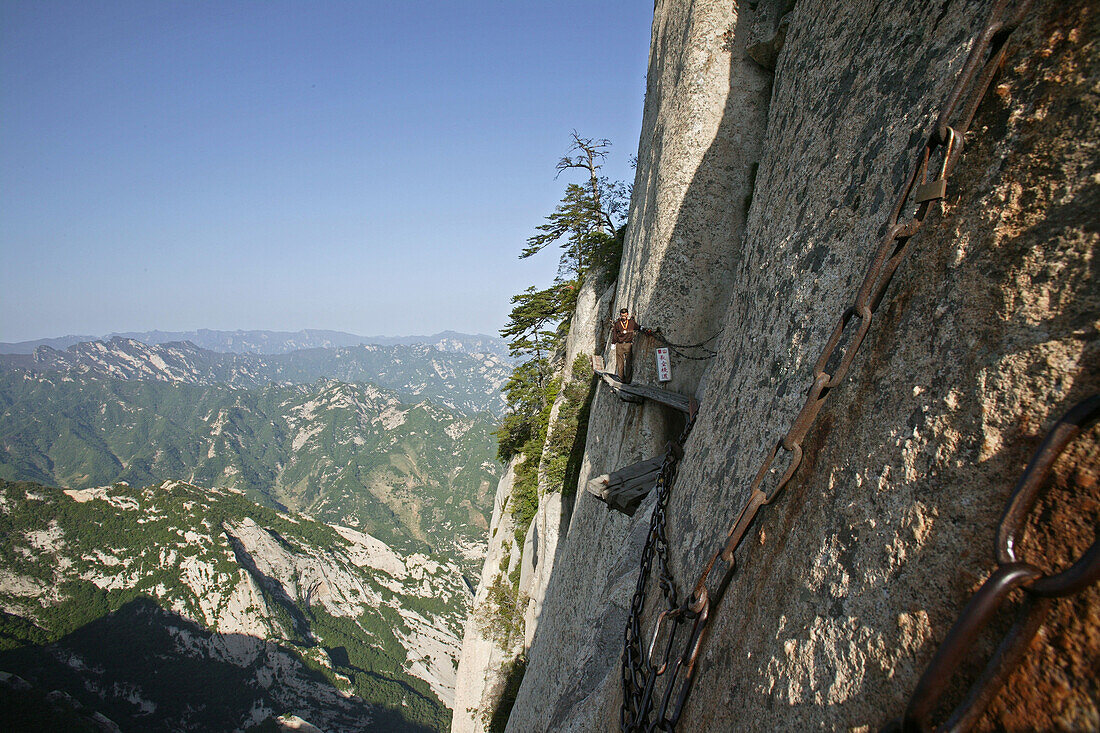 Himmelsleiter, Südgipfel, Hua Shan,Leitern und Stege aus Bohlen und Eisenstangen führen durch eine Steilwand zu einer ehemaligen Einsiedlerhöhle, taoistischer Berg, Huashan, Provinz Shaanxi, China, Asien