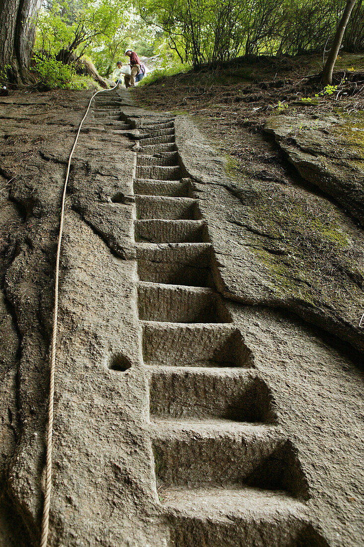 Pilgerweg, Hua Shan,nur mit einem Sail gesicherte Steiltreppe, Stufen im Stein, Daoist Berg, Huashan, Provinz Shaanxi, China, Asien