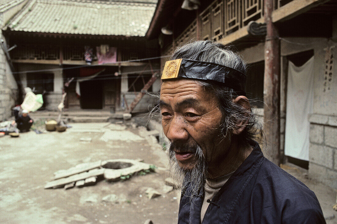 A Shaman, taoist monk at the courtyard of a monastery, Hua Shan, Shaanxi province, China, Asia