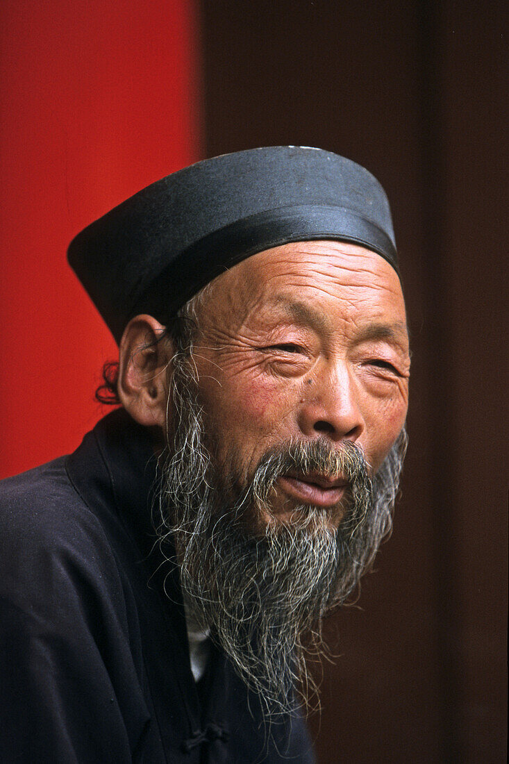 portrait of abbot of Cui Yun Gong monastery, South peak, Hua Shan, Shaanxi province, Taoist mountain, China, Asia