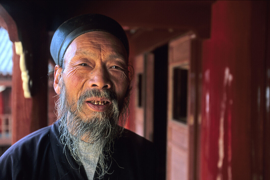 Portrait eines Abts, Kloster Cui Yun Gong, Hua Shan, Provinz Shaanxi, China, Asien