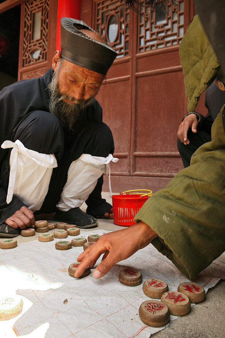 Abbot of Cui Yun Gong monastery plays Chinese chess, South peak, Hua Shan, Shaanxi province, Taoist mountain, China, Asia