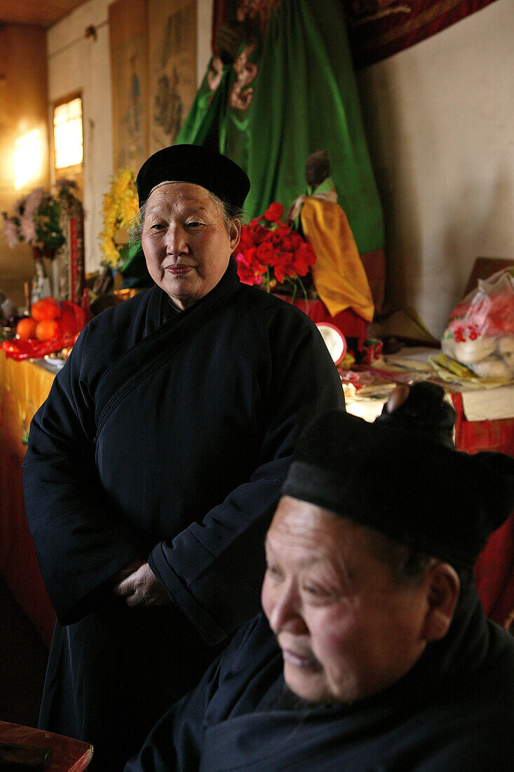 Mönch und Nonne im Kloster am Golden Lock Pass, Hua Shan, Provinz Shaanxi, China, Asien