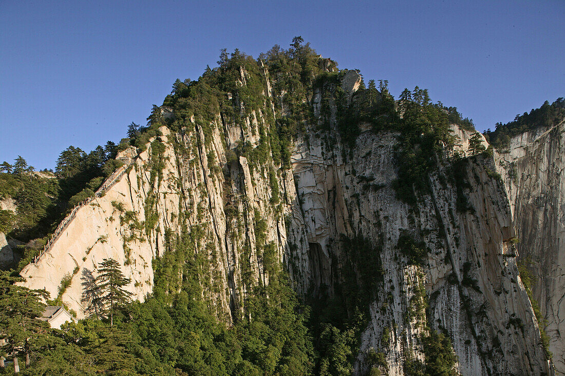 Nordgipfel, Hua Shan,Blick vom Nordgipfel hinüber zur Steilwand und Pfad über den Old Dragon Ridge zum Golden Lock Pass, HuaShan, Huashan, Provinz Shaanxi, China, Asien
