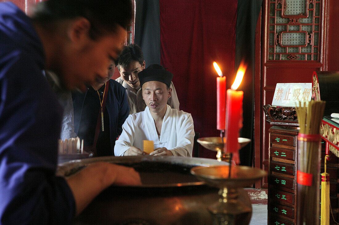 Wahrsager, Mönch am Altar eines taoistsichen Tempel, Hua Shan, Provinz Shaanxi, China, Asien